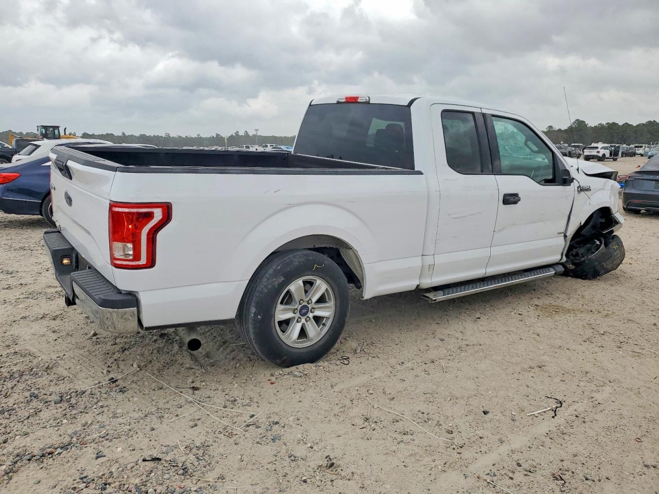 2015 Ford F150 Super Cab White vin: 1FTEX1CPXFKE14562