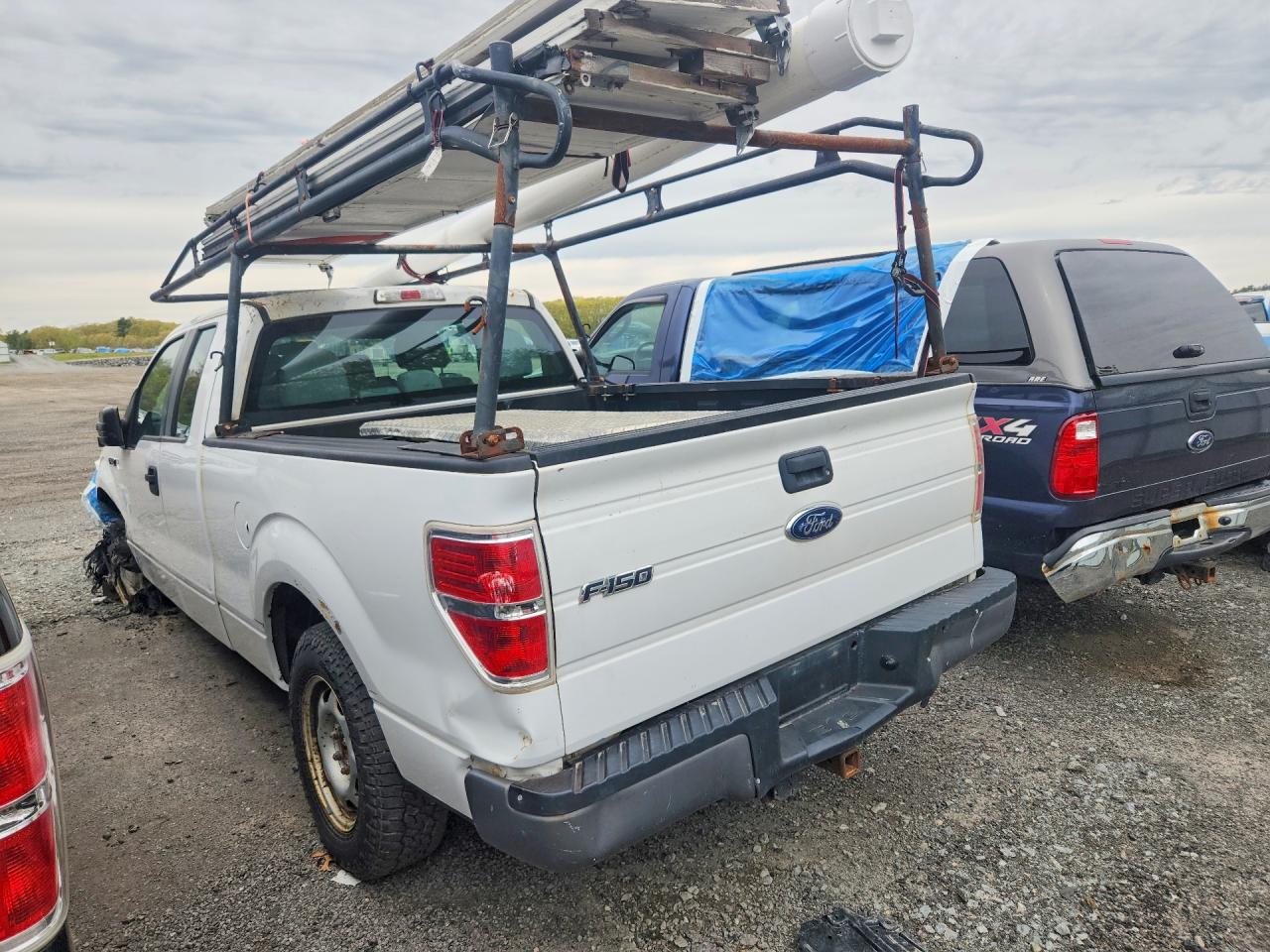 2014 Ford F150 Super Cab White vin: 1FTEX1EM1EFC01865