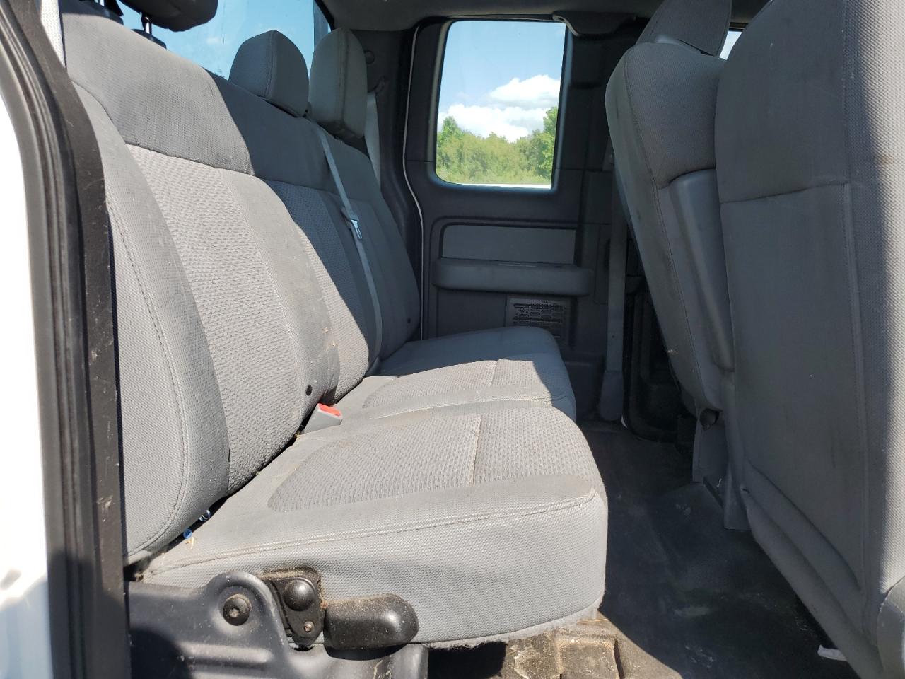 2014 Ford F150 Super Cab White vin: 1FTEX1EM1EFC01865
