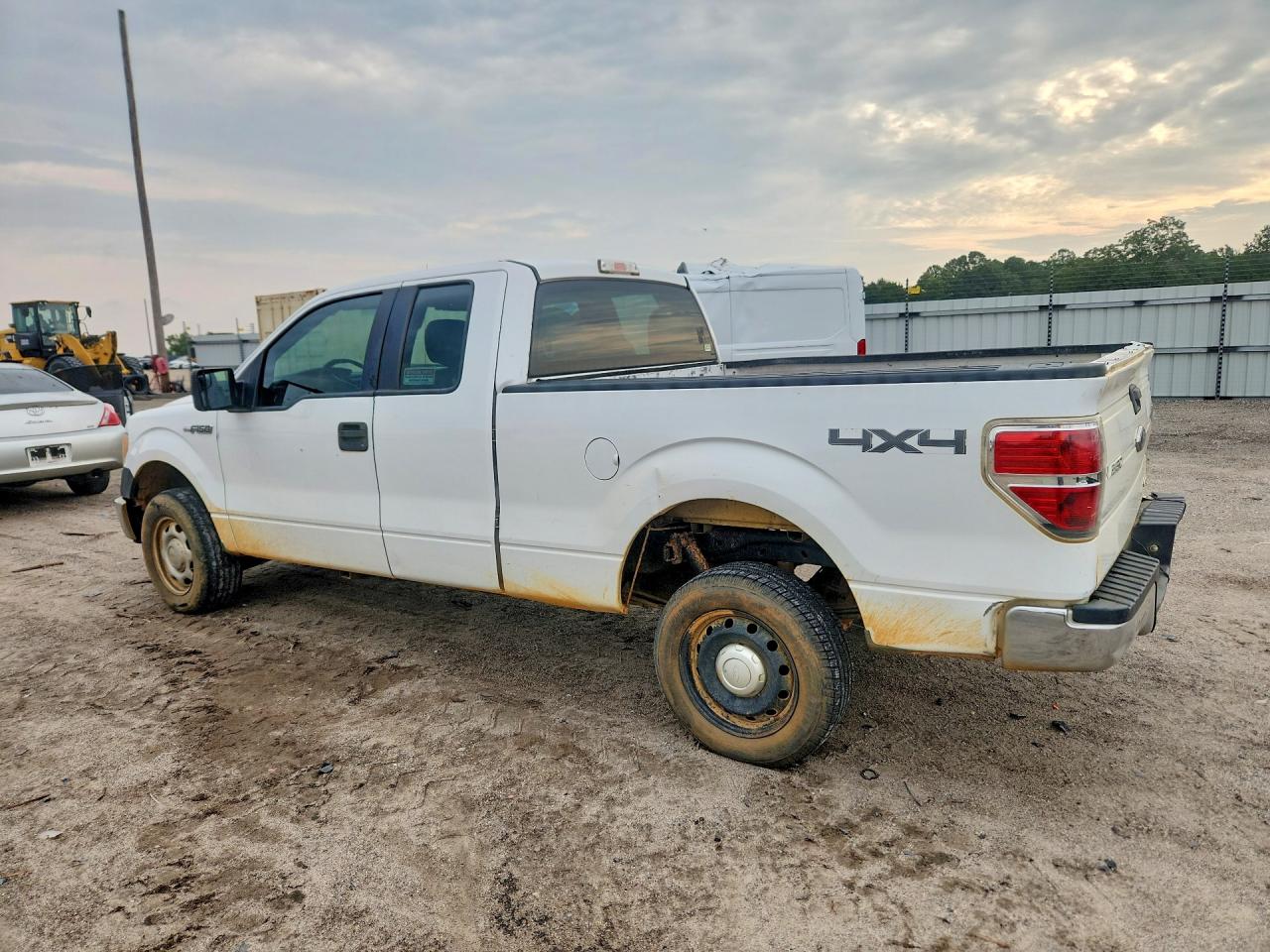 2013 Ford F150 Super Cab White vin: 1FTEX1EM2DKG41597