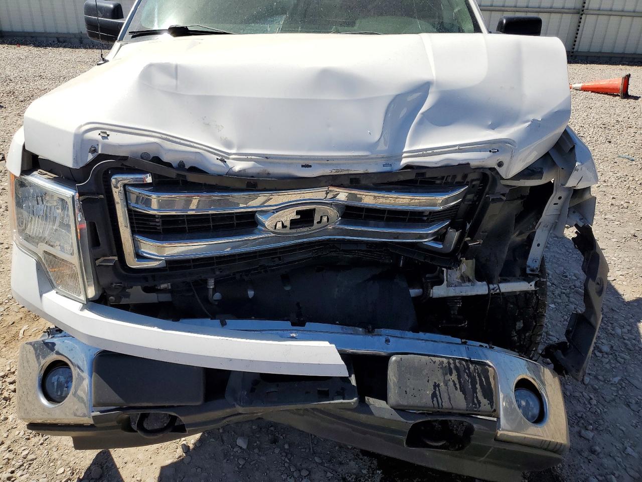2014 Ford F150 Super Cab White vin: 1FTEX1EM2EFB33009
