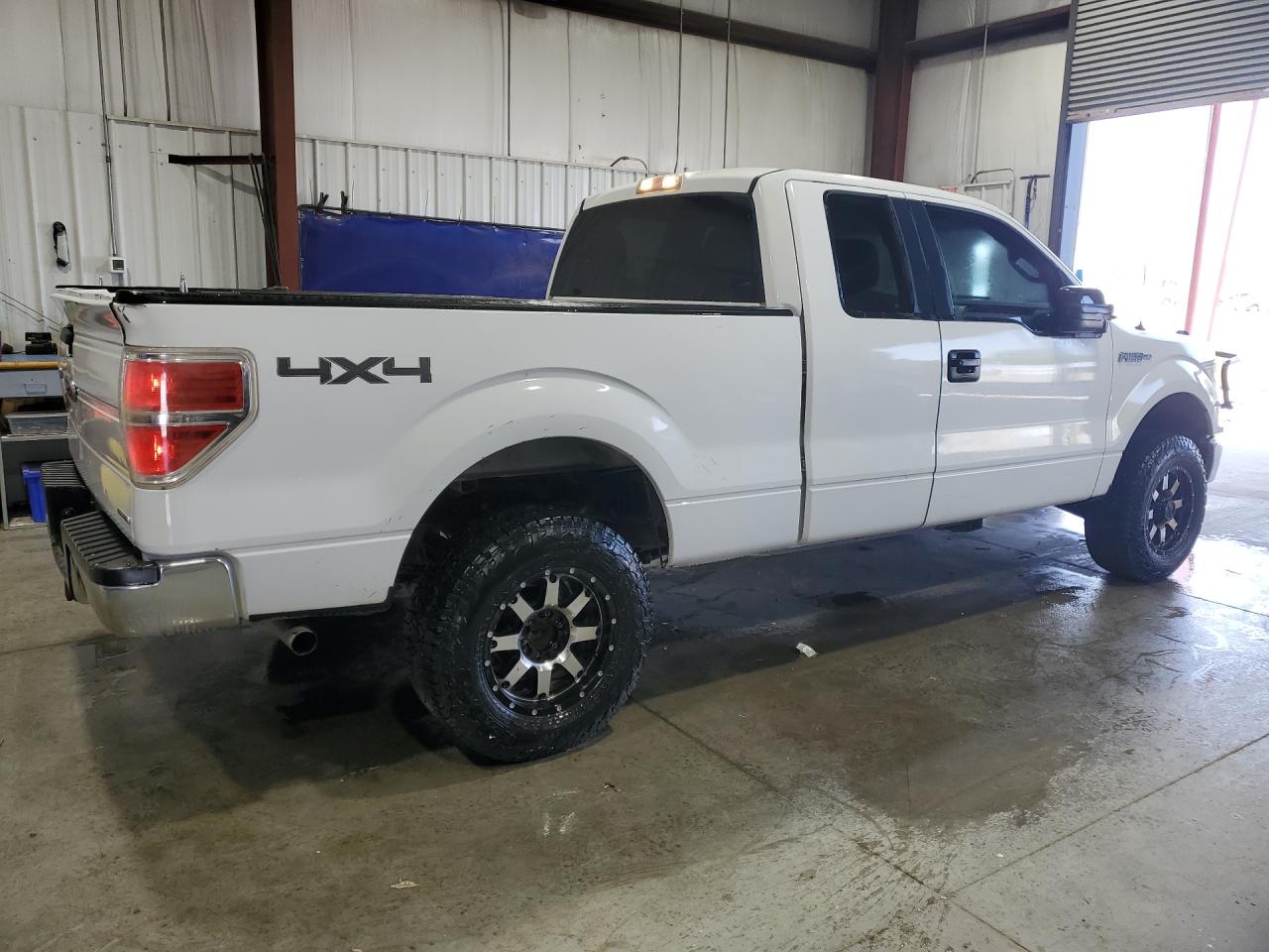 2014 Ford F150 Super Cab White vin: 1FTEX1EM4EKD18167 Damage: Right Bed Side, Dent(S) W/ Paint Dmg, 2 To 3 Inches