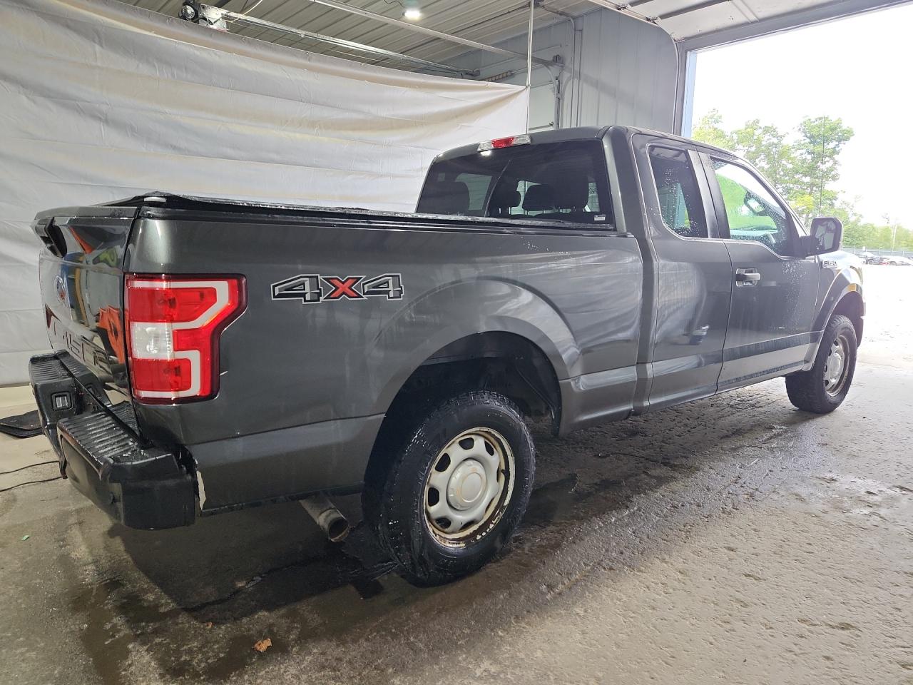 2018 Ford F150 Super Cab Gray vin: 1FTEX1EP1JFB33653 Damage: Right Bed Side, Dent(S) W/ Paint Dmg, 5 To 6 Inches