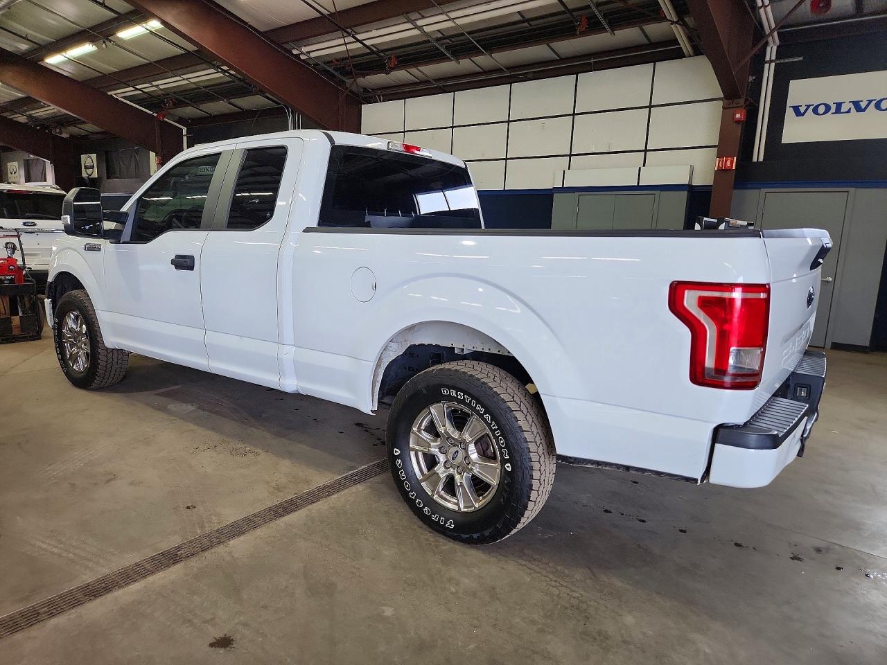 2017 Ford F150 Super Cab White vin: 1FTEX1EP8HFC92292