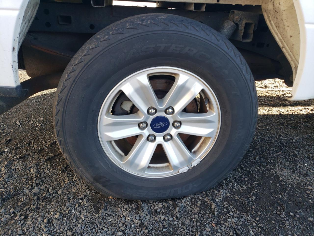 2015 Ford F150 Super Cab White vin: 1FTEX1EPXFFC01665 Damage: Right Rear Tire, Worn, Replacement Required