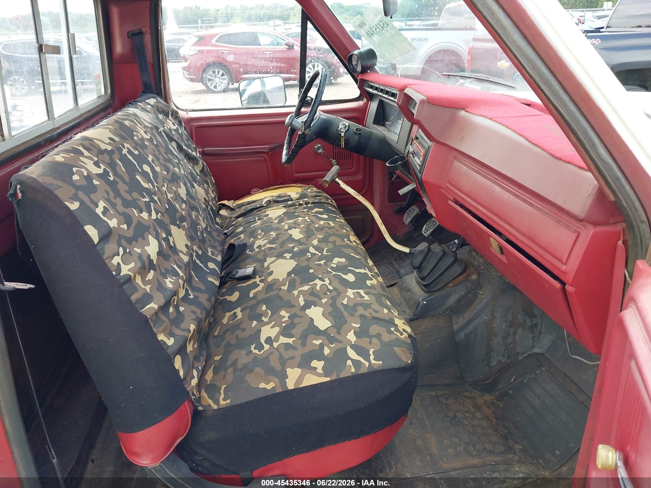 1983 Ford F250   White vin: 1FTFF25Y5DPA98586