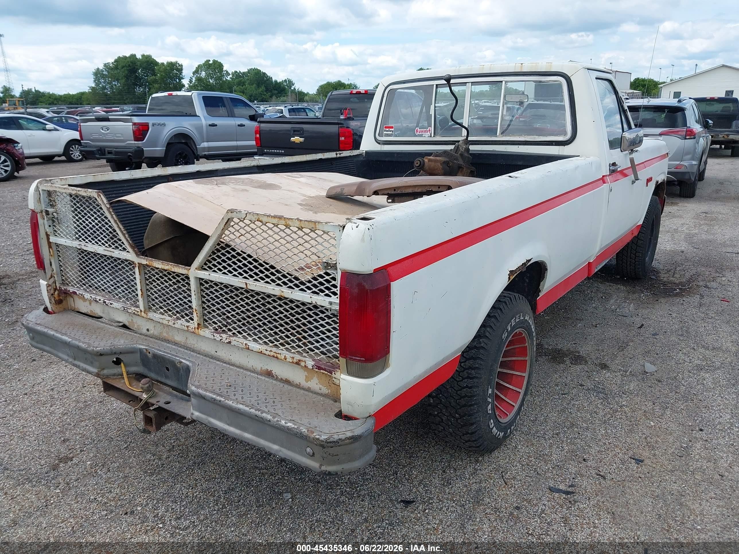 1983 Ford F250   White vin: 1FTFF25Y5DPA98586
