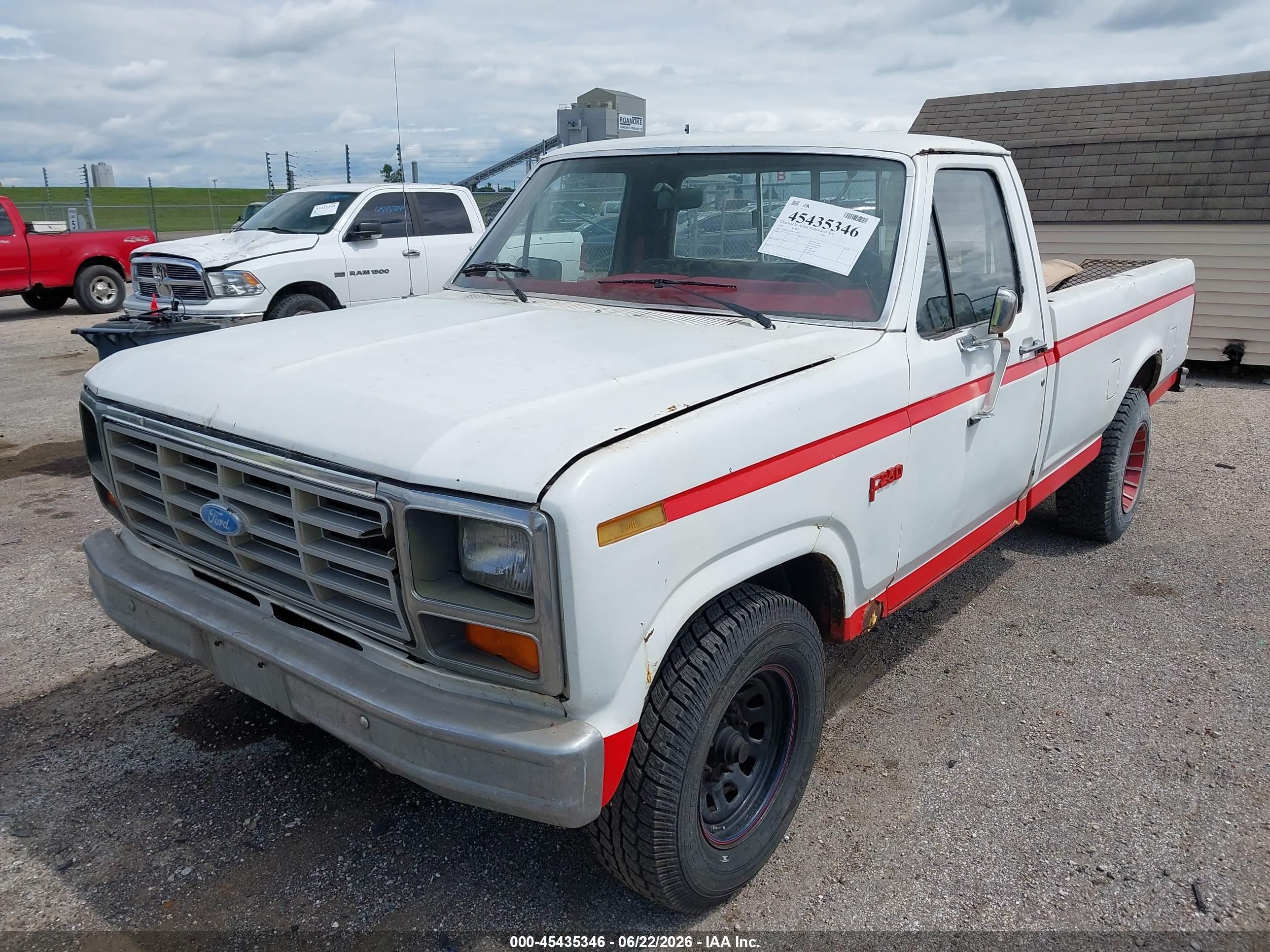 1983 Ford F250   White vin: 1FTFF25Y5DPA98586
