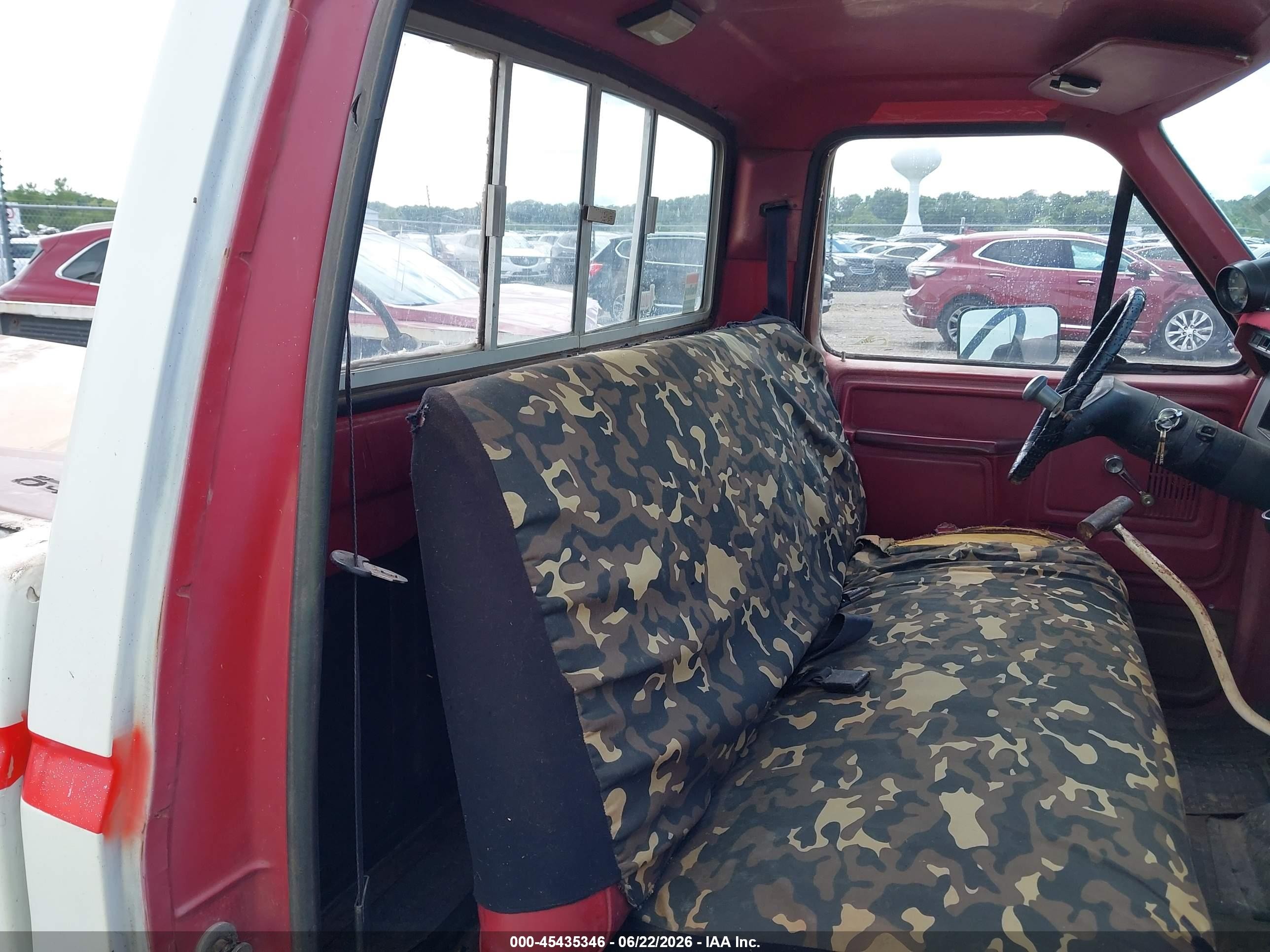 1983 Ford F250   White vin: 1FTFF25Y5DPA98586