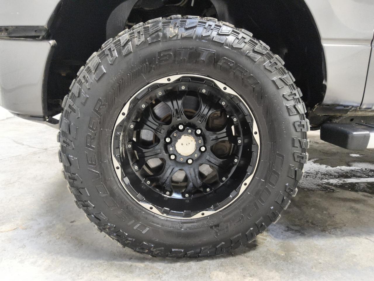 2014 Ford F150 Supercrew Gray vin: 1FTFW1CF4EKD42870 Damage: Left Front Tire, Worn, Replacement Required