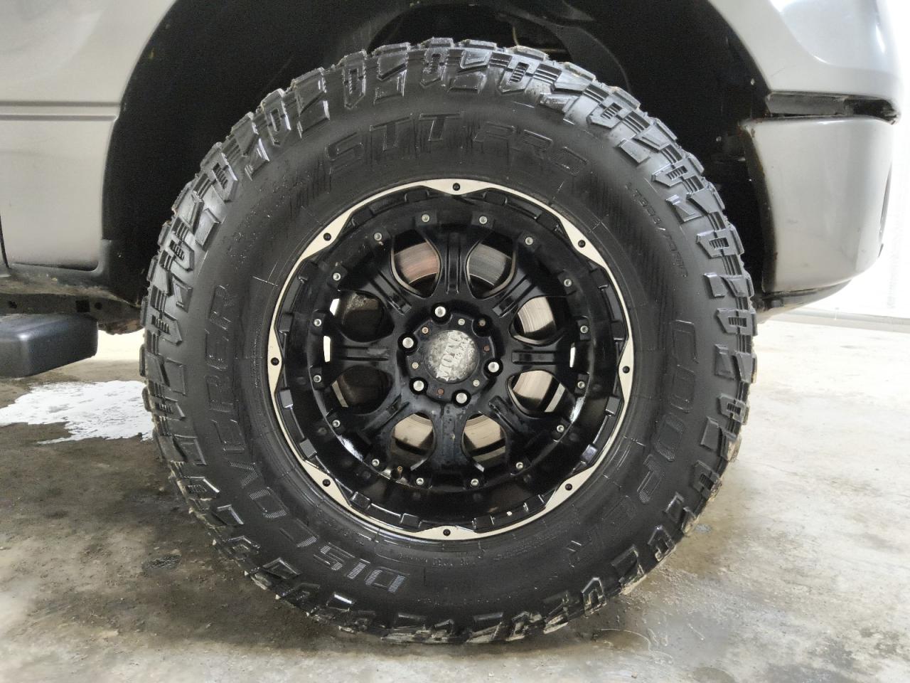 2014 Ford F150 Supercrew Gray vin: 1FTFW1CF4EKD42870 Damage: Right Front Tire, Worn, Replacement Required