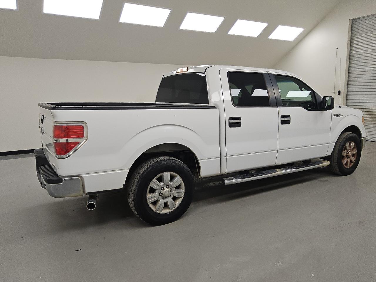 2012 Ford F150 Supercrew White vin: 1FTFW1CF9CFC40129 Damage: Right Front Tire, Worn, Replacement Required