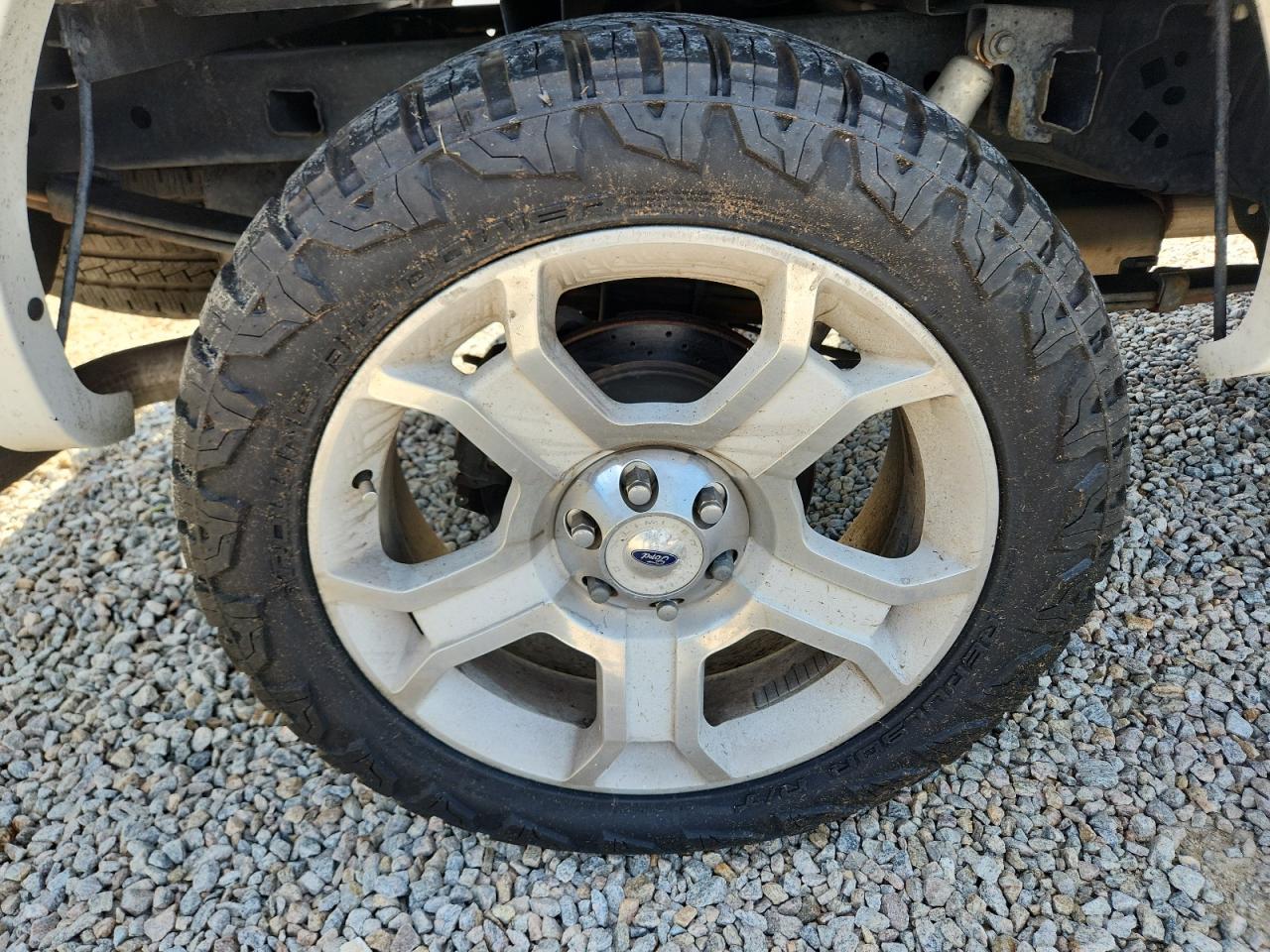 2011 Ford F150 Supercrew White vin: 1FTFW1E67BFA47022 Damage: Right Rear Wheel, Curb Rash, > 12 Inches