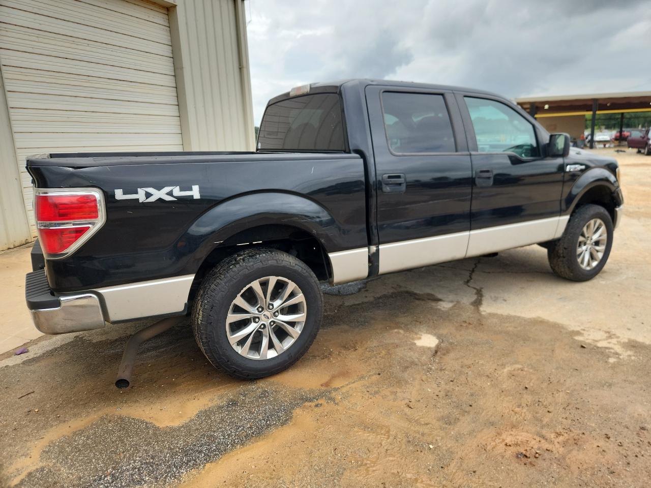 2011 Ford F150 Supercrew Black vin: 1FTFW1EF0BFA89161 Damage: Right Cab Side, Rust, > 12 Inches