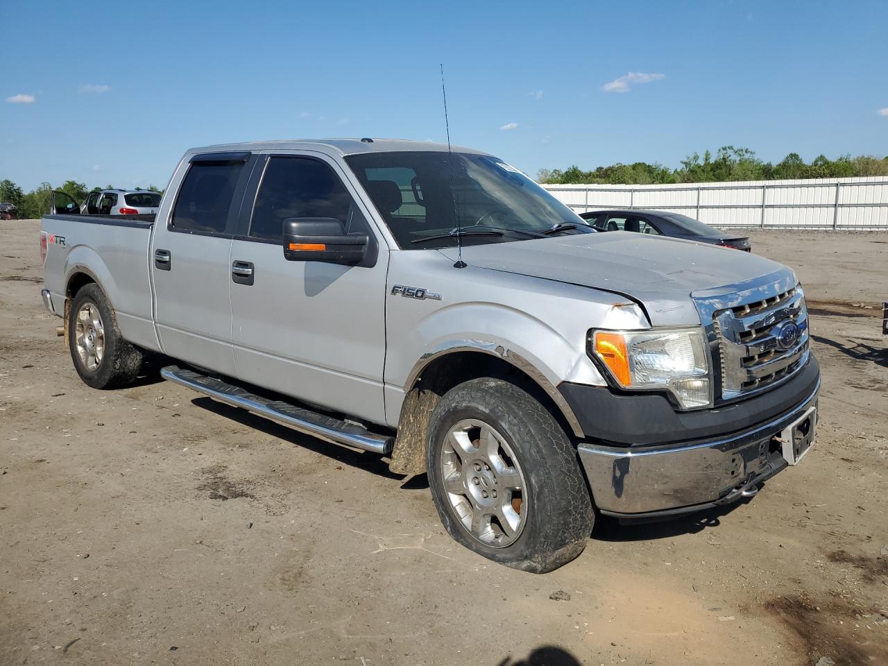 2014 Ford F150 Supercrew Серебряный vin: 1FTFW1EF9EFB19469 Damage: Right Front Fender, Dent(S) W/No Paint Dmg, > 12 Inches
