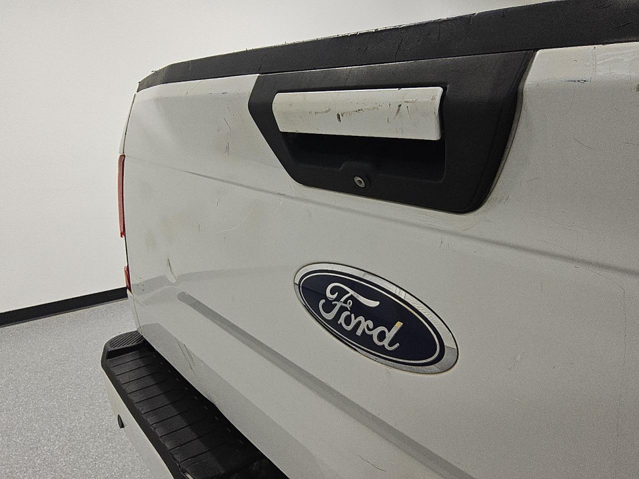 2015 Ford F150 Supercrew White vin: 1FTFW1EG8FKE76501 Damage: Tailgate, Dent(S) W/ Paint Dmg, 1 To 2 Inches