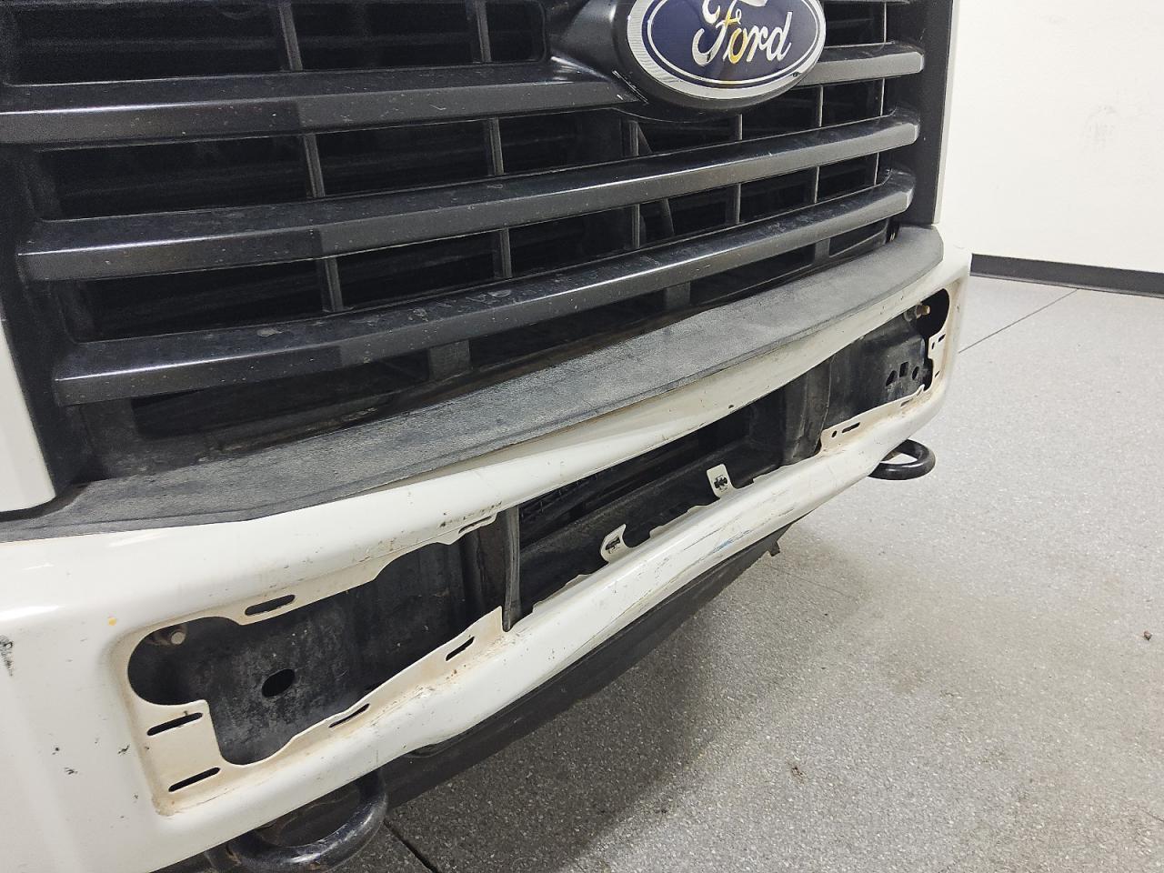 2015 Ford F150 Supercrew White vin: 1FTFW1EG8FKE76501 Damage: Front Metal Bumper Painted, Dent(S) W/No Paint Dmg, > 12 Inches