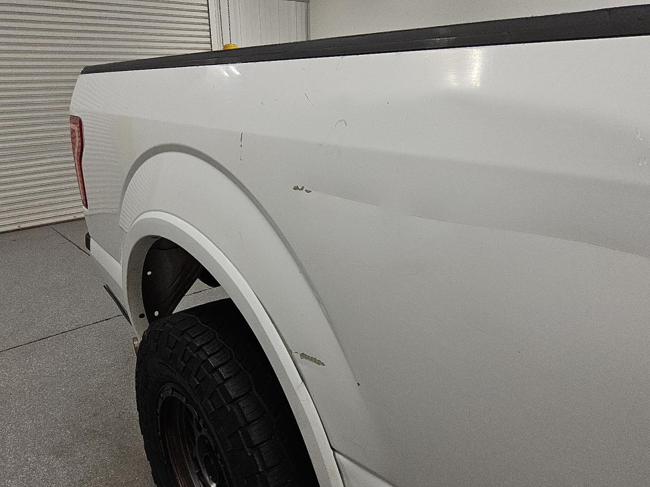 2015 Ford F150 Supercrew White vin: 1FTFW1EG8FKE76501 Damage: Right Bed Side, Dent(S) W/ Paint Dmg, > 12 Inches