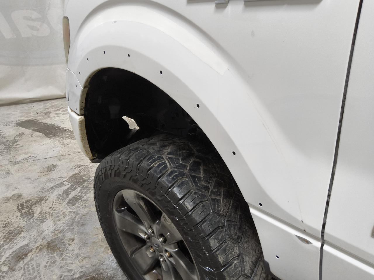2013 Ford F150 Supercrew White vin: 1FTFW1ET8DKE32279 Damage: Left Front Fender, Dent(S) W/ Paint Dmg, 1 To 2 Inches
