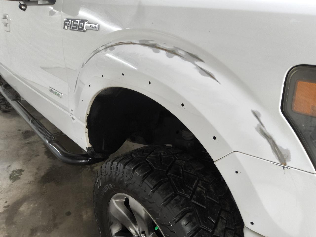 2013 Ford F150 Supercrew White vin: 1FTFW1ET8DKE32279 Damage: Right Front Fender, Heavy Scratch, > 12 Inches