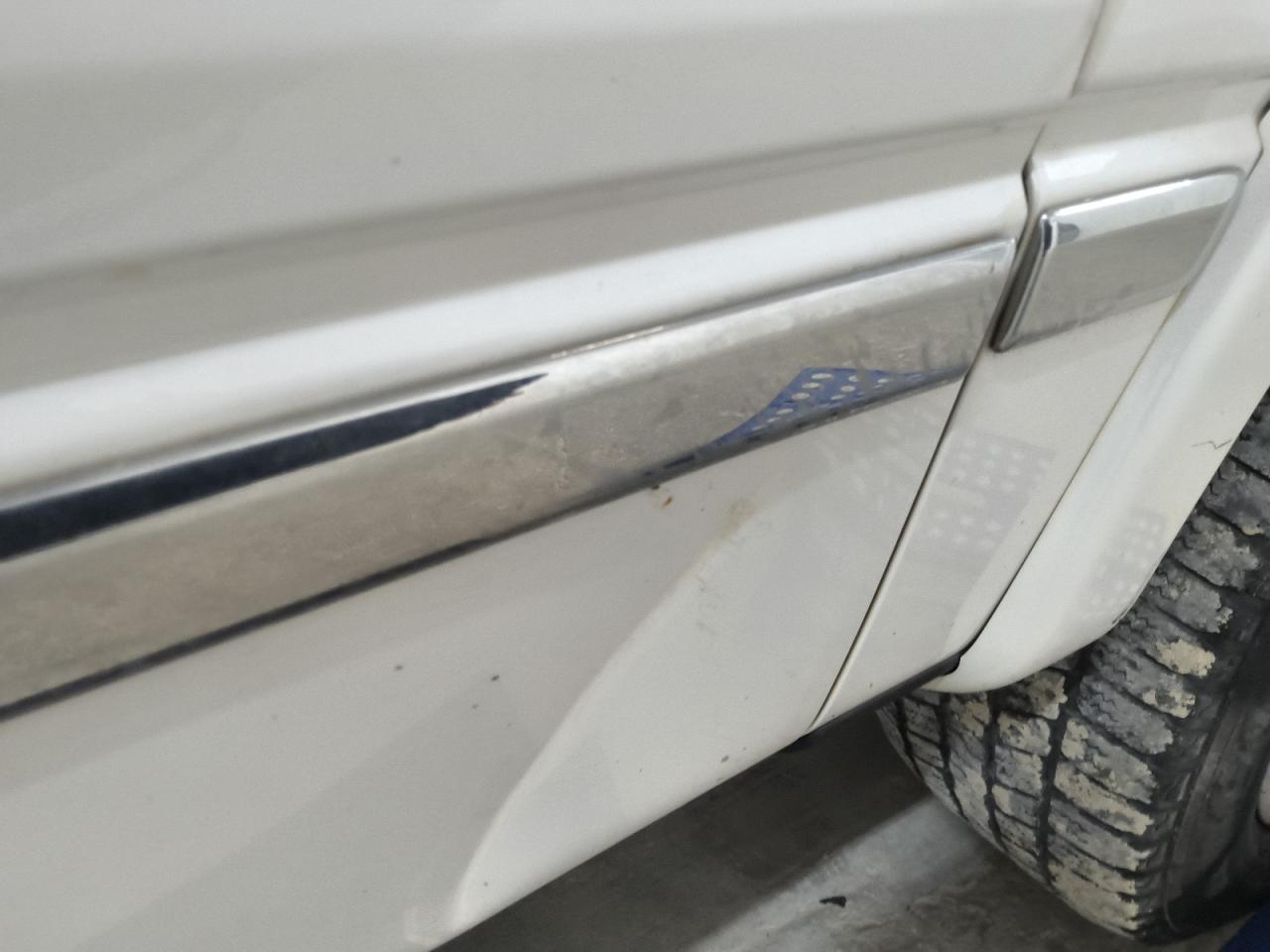 2010 Ford F150 Supercrew White vin: 1FTFW1EV3AFB44496 Damage: Right Front Door, Dent(S) W/ Paint Dmg, 1/8 To 1/2 Inch