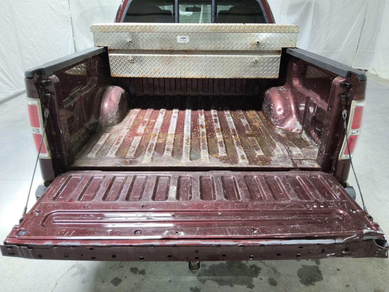 2010 Ford F150 Supercrew Maroon vin: 1FTFW1EV5AFB94283 Damage: Inside Bed, Rust, > 12 Inches