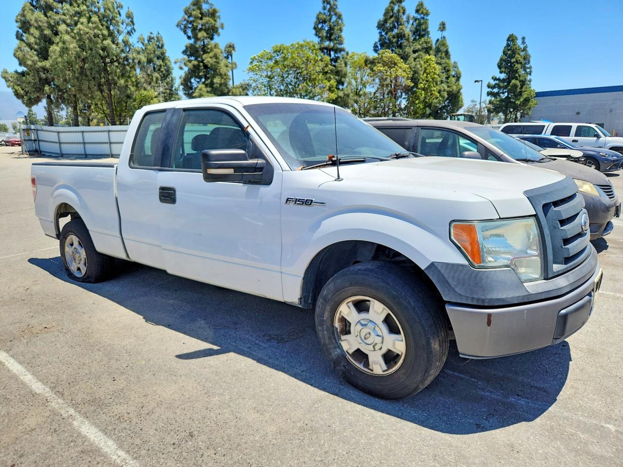2011 Ford F150 Super Cab White vin: 1FTFX1CF4BFC59568