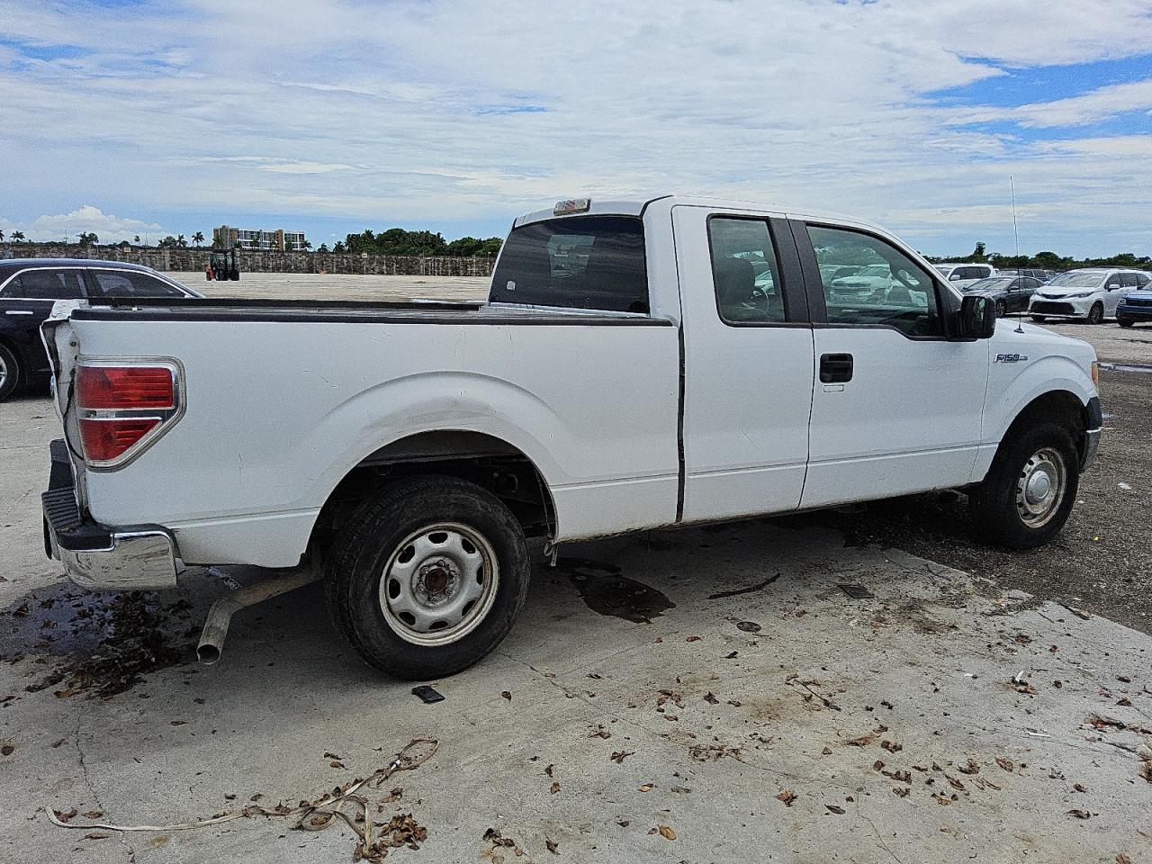 2014 Ford F150 Super Cab White vin: 1FTFX1CF6EKG22562