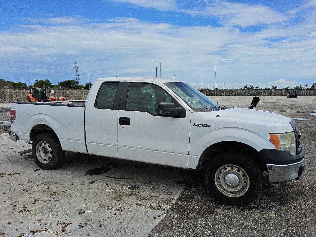 2014 Ford F150 Super Cab White vin: 1FTFX1CF6EKG22562