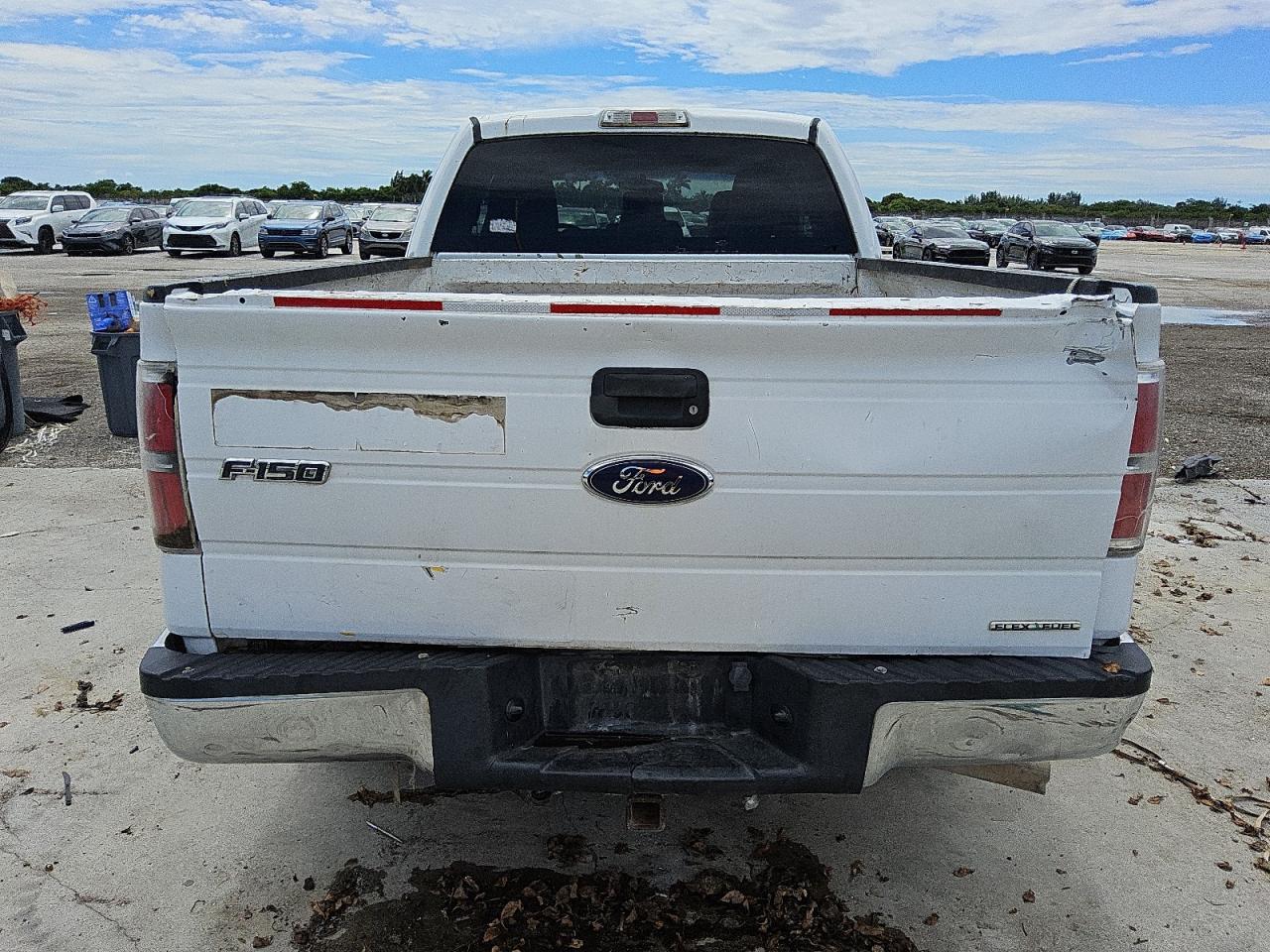 2014 Ford F150 Super Cab White vin: 1FTFX1CF6EKG22562