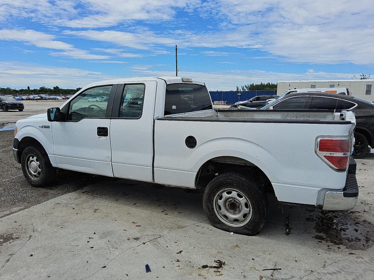 2014 Ford F150 Super Cab White vin: 1FTFX1CF6EKG22562 Damage: Left Front Door, Dent(s) W/ Paint Dmg, > 12 inches