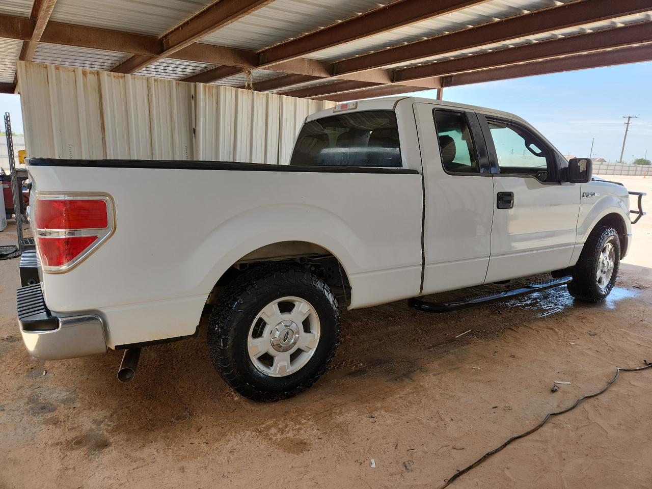 2014 Ford F150 Super Cab White vin: 1FTFX1CFXEFC51706 Damage: Right Bed Side, Dent(S) W/No Paint Dmg, 1/2 To 1 Inch