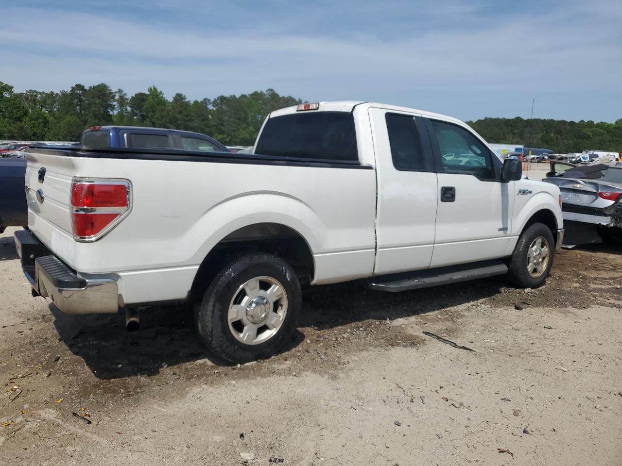2013 Ford F150 Super Cab White vin: 1FTFX1CT7DKF32955 Damage: Right Bed Side, Heavy Scratch, 1 To 2 Inches