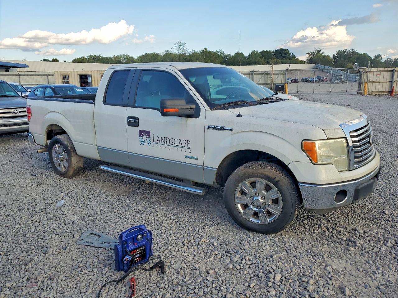 2011 Ford F150 Super Cab White vin: 1FTFX1CT9BFB20168