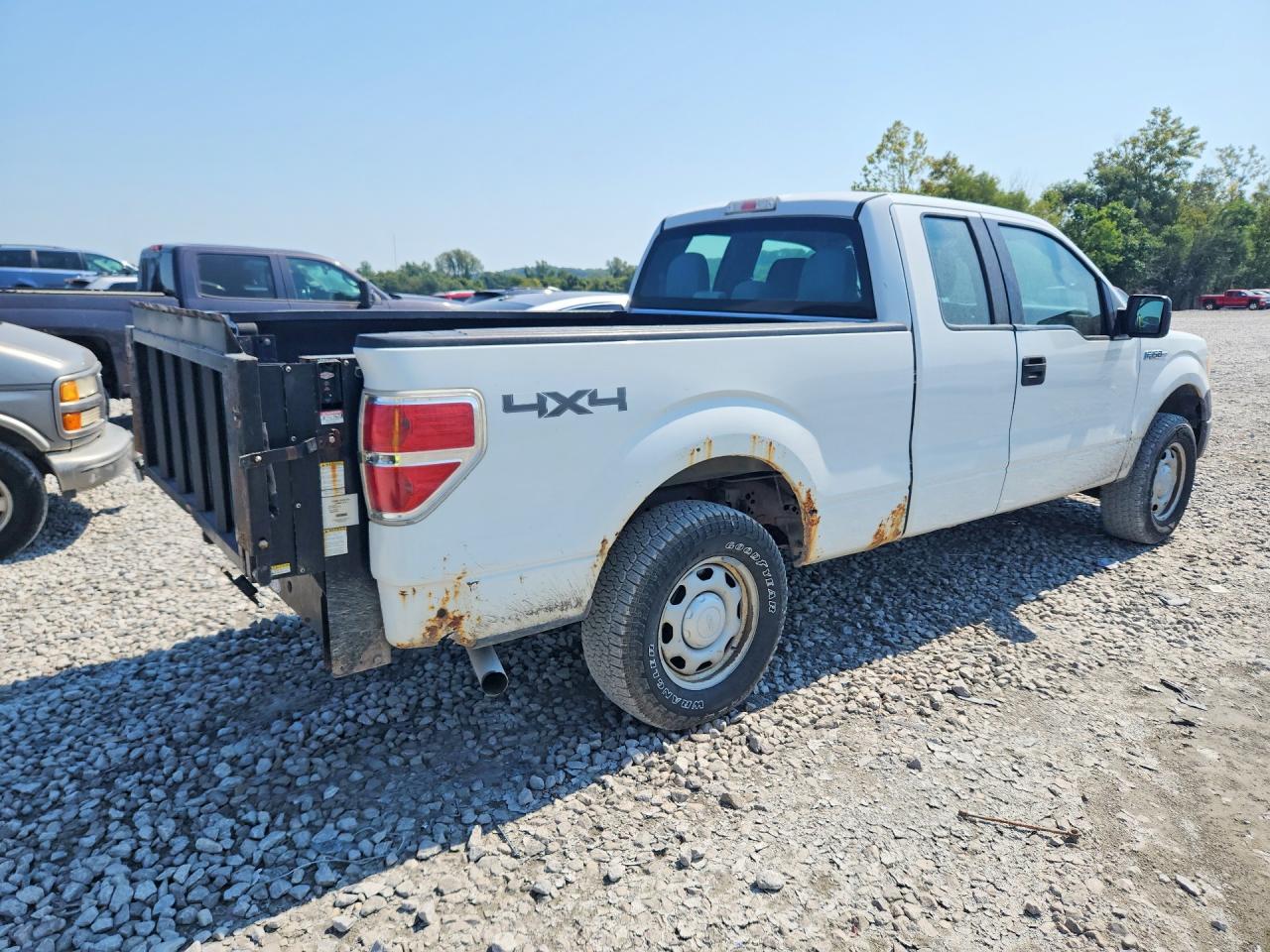 2013 Ford F150 Super Cab White vin: 1FTFX1EF0DFB61539