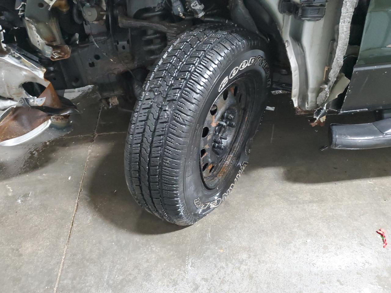 2014 Ford F150 Super Cab Green vin: 1FTFX1EF0EFA65735 Damage: Left Front Tire, Separated, Replacement Required