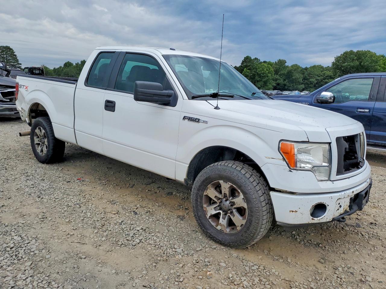 2013 Ford F150 Super Cab Белый vin: 1FTFX1EF1DKF40458
