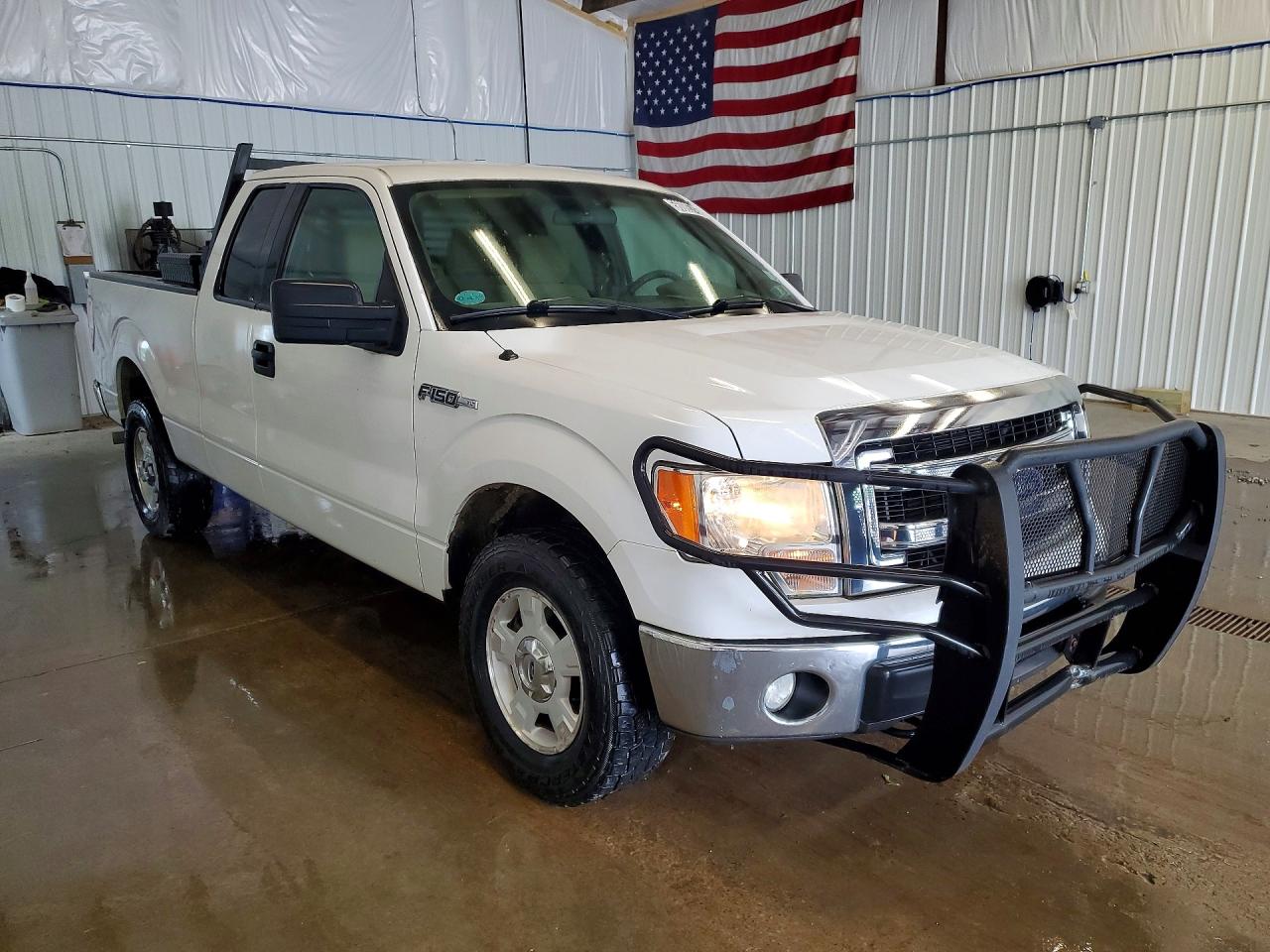 2014 Ford F150 Super Cab White vin: 1FTFX1EF3EFA94744