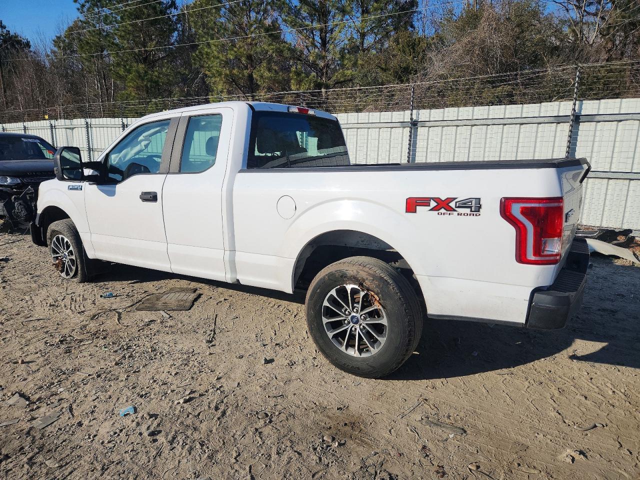 2016 Ford F150 Super Cab White vin: 1FTFX1EF3GKF47531