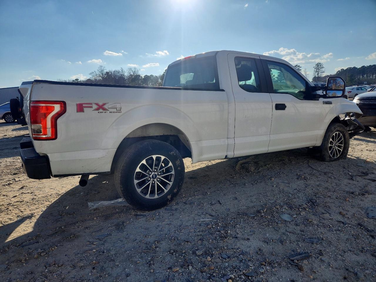 2016 Ford F150 Super Cab White vin: 1FTFX1EF3GKF47531