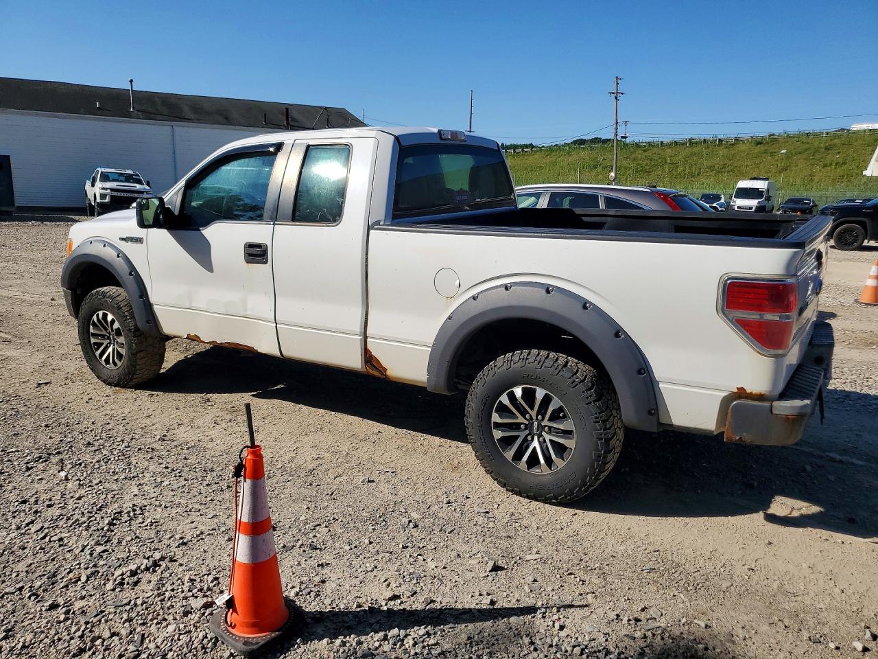 2014 Ford F150 Super Cab White vin: 1FTFX1EF4EKE03242