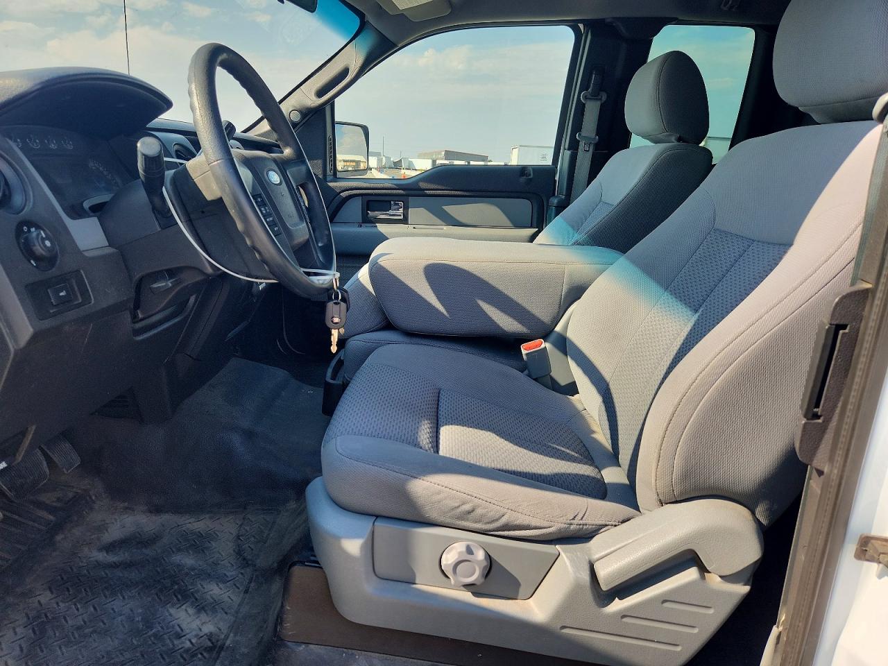 2014 Ford F150 Super Cab White vin: 1FTFX1EF4EKG22590