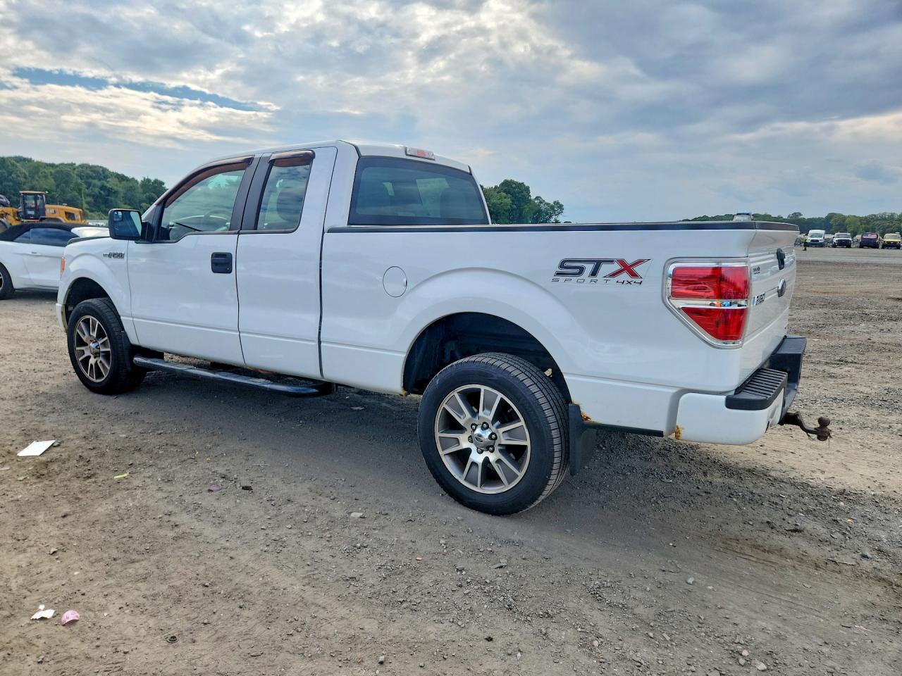 2014 Ford F150 Super Cab White vin: 1FTFX1EF5EFC46930