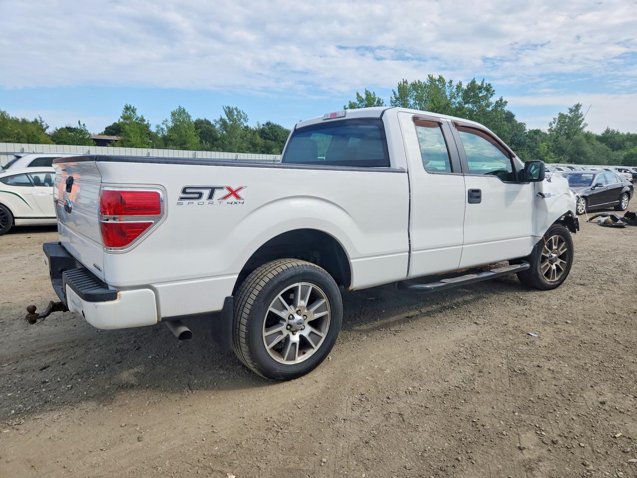 2014 Ford F150 Super Cab White vin: 1FTFX1EF5EFC46930