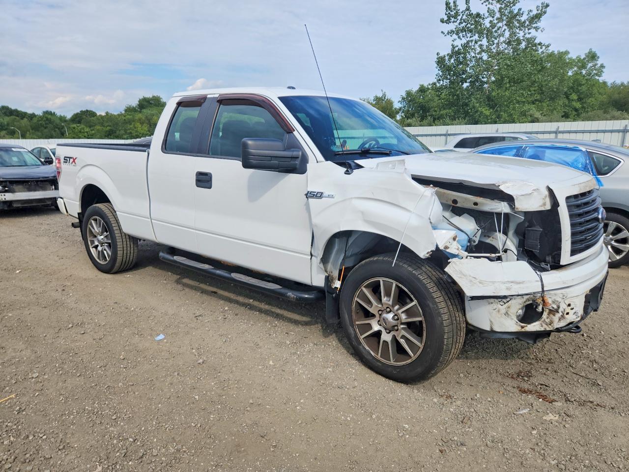 2014 Ford F150 Super Cab White vin: 1FTFX1EF5EFC46930