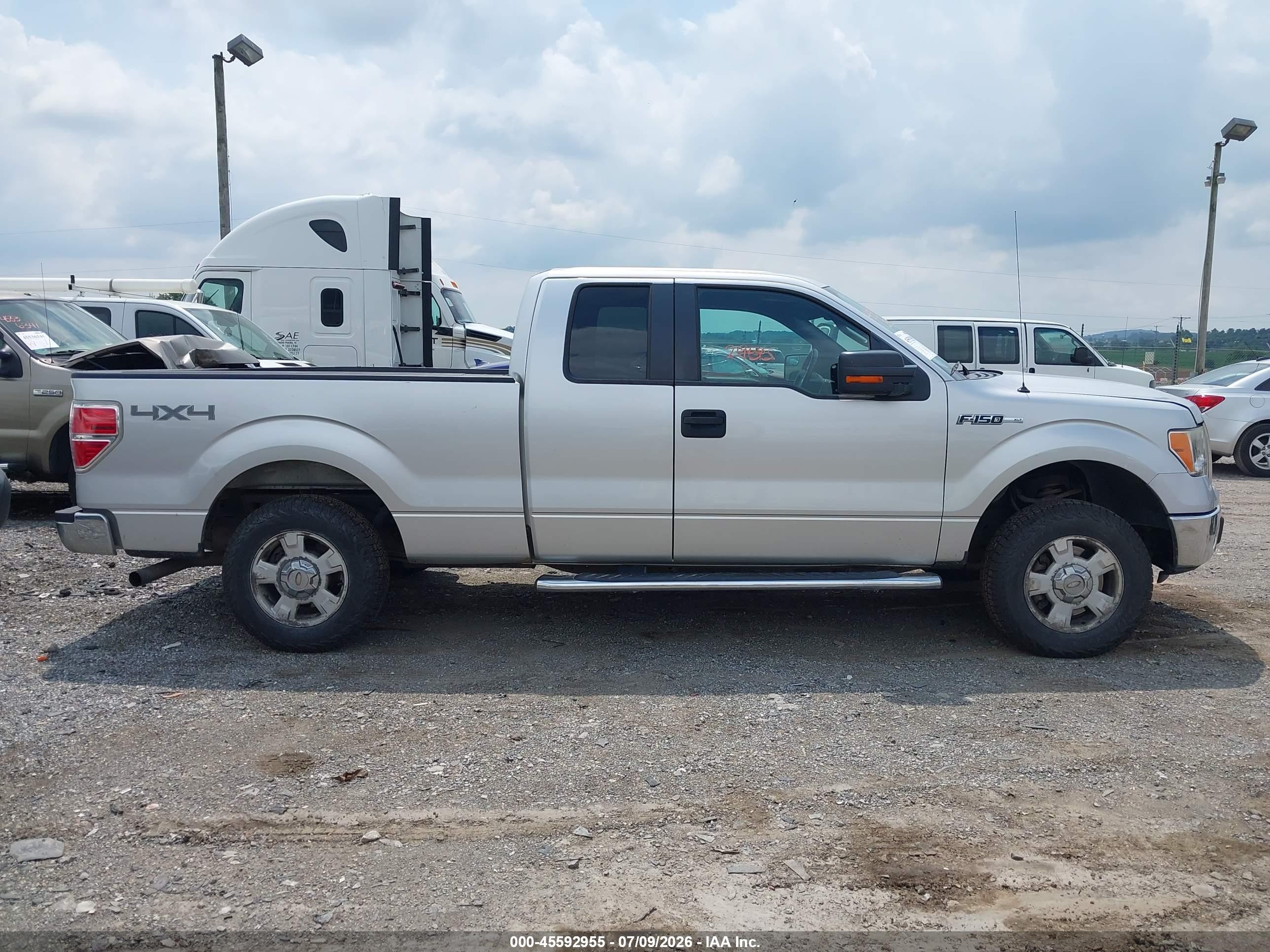 2011 Ford F-150 Xlt Silver vin: 1FTFX1EF8BFB80014
