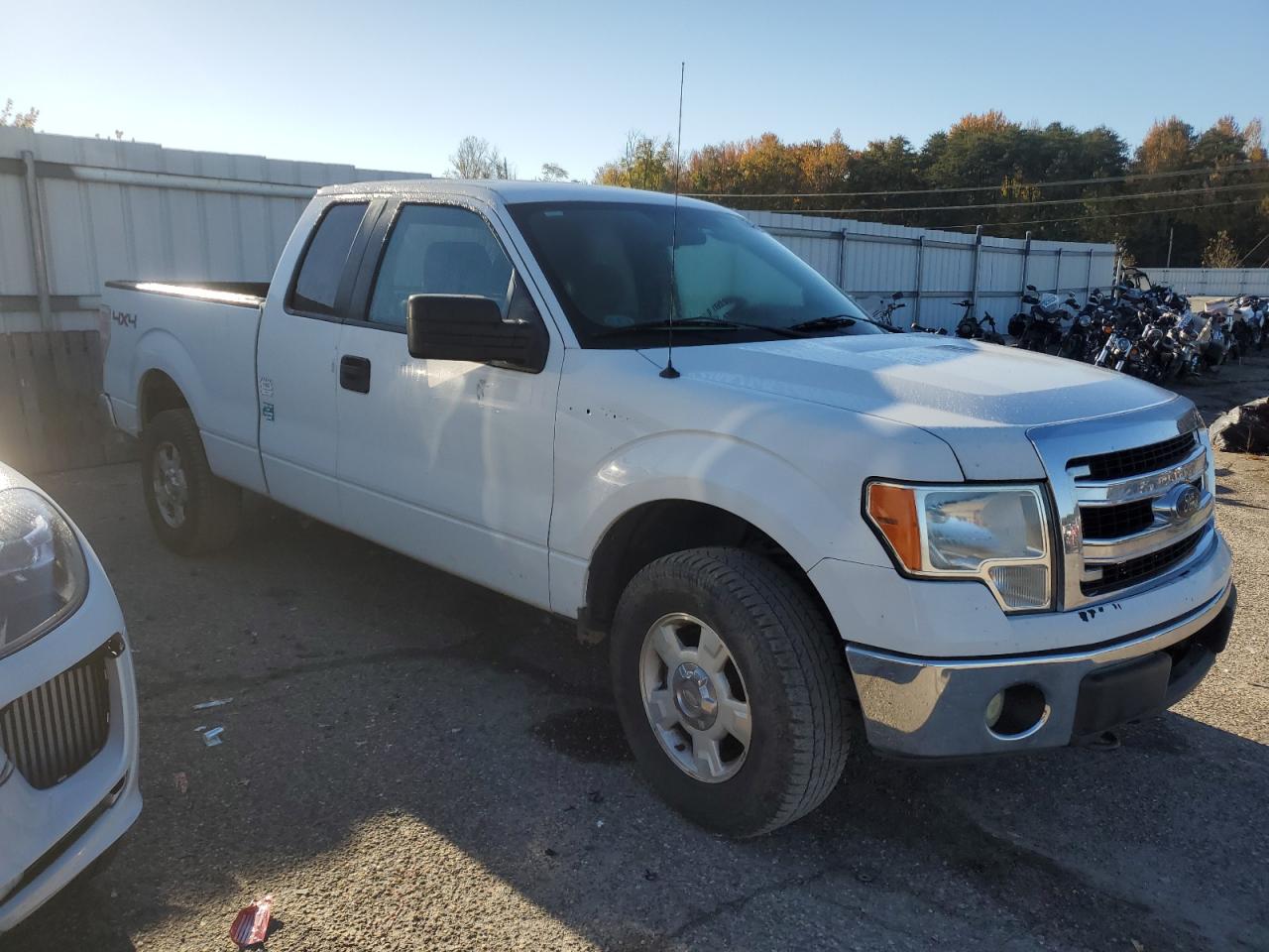 2013 Ford F150 Super Cab White vin: 1FTFX1EF8DFB06966
