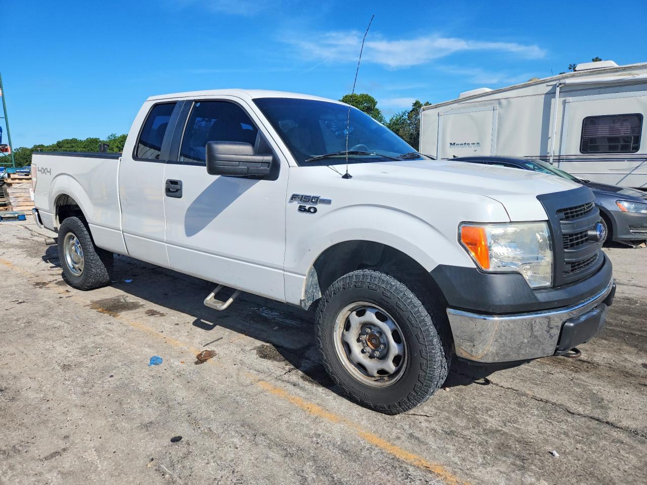 2013 Ford F150 Super Cab White vin: 1FTFX1EF9DKF67634