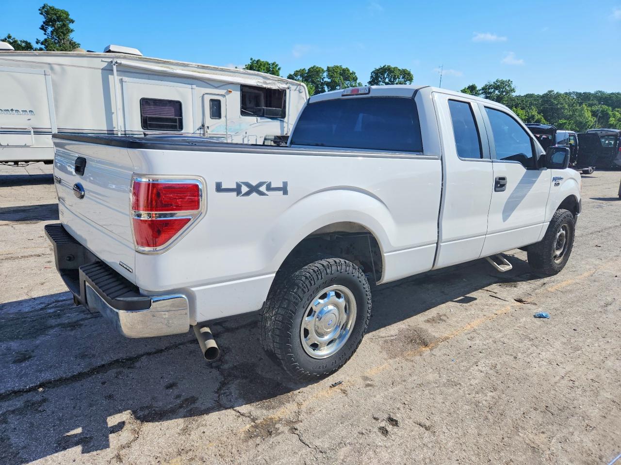 2013 Ford F150 Super Cab White vin: 1FTFX1EF9DKF67634