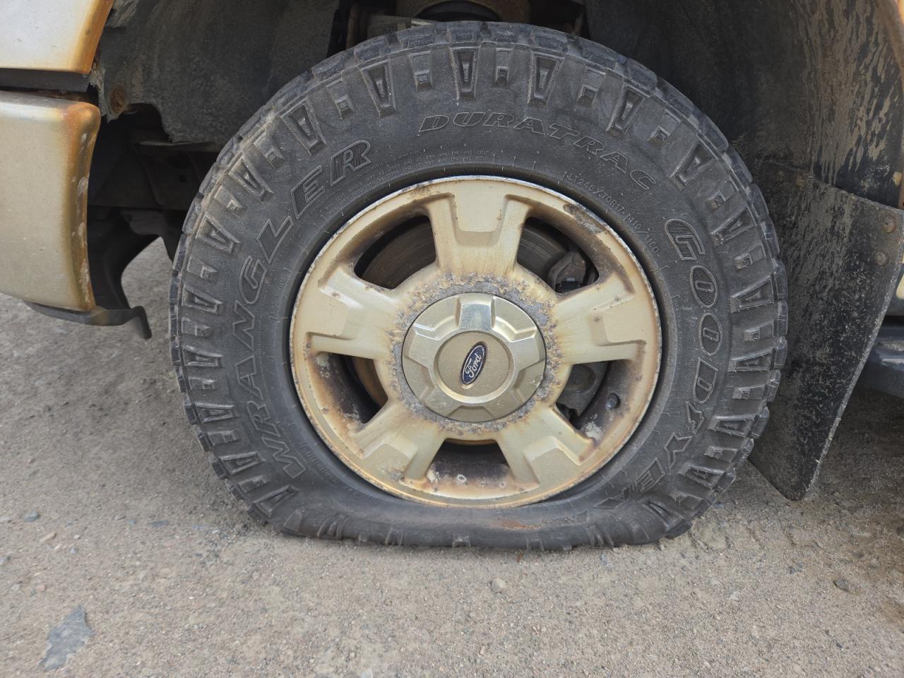 2012 Ford F150 Super Cab Белый vin: 1FTFX1EFXCFB75771 Damage: Left Front Tire, Cut, Replacement Required